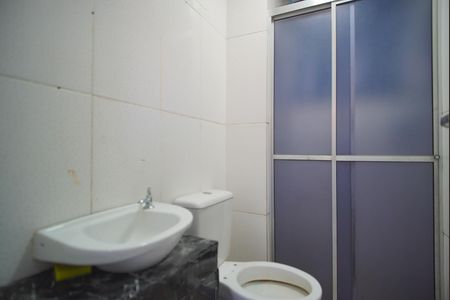 Banheiro de apartamento à venda com 2 quartos, 42m² em Mário Quintana, Porto Alegre