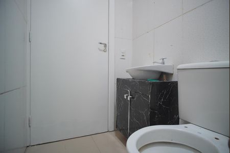 Banheiro de apartamento à venda com 2 quartos, 42m² em Mário Quintana, Porto Alegre