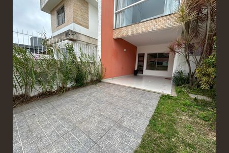 Área externa de casa para alugar com 3 quartos, 138m² em Rio Tavares Central, Florianópolis