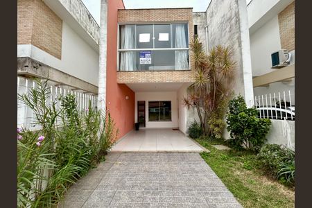 Casa para alugar com 138m², 3 quartos e 1 vaga Casa para alugar com 138m², 3 quartos e 1 vagaFachada