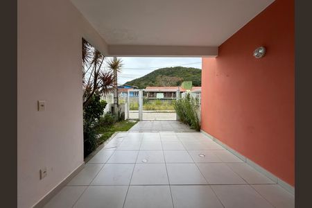 Garagem de casa para alugar com 3 quartos, 138m² em Rio Tavares Central, Florianópolis