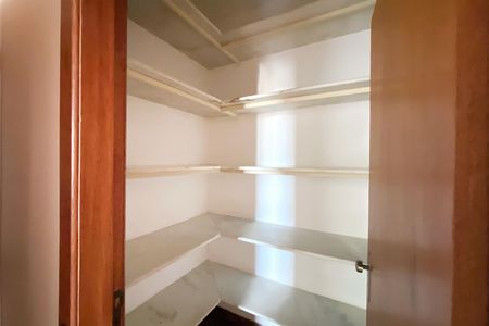Closet do Quarto 1 de apartamento para alugar com 3 quartos, 120m² em Buritis, Belo Horizonte