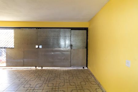 Garagem de casa para alugar com 3 quartos, 82m² em Fazenda da Juta, São Paulo