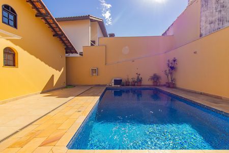 Casa de condomínio para alugar com 160m², 3 quartos e 6 vagas Casa de condomínio para alugar com 160m², 3 quartos e 6 vagasPiscina