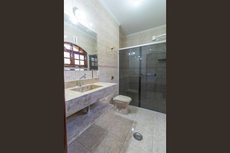 Casa de condomínio para alugar com 160m², 3 quartos e 6 vagas Casa de condomínio para alugar com 160m², 3 quartos e 6 vagasBanheiro da Suite 1