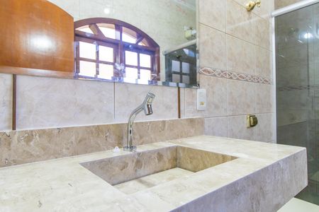 Casa de condomínio para alugar com 160m², 3 quartos e 6 vagas Casa de condomínio para alugar com 160m², 3 quartos e 6 vagasBanheiro da Suite 1