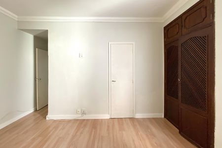 Apartamento à venda com 226m², 4 quartos e 1 vaga Apartamento à venda com 226m², 4 quartos e 1 vagaSuite