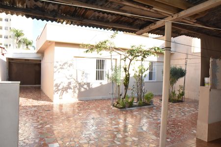 Casa à venda com 265m², 2 quartos e 3 vagas Casa à venda com 265m², 2 quartos e 3 vagasQuintal