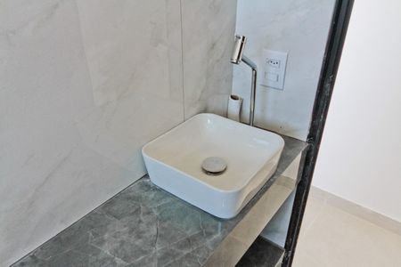 Banheiro de casa para alugar com 1 quarto, 35m² em Vila Penteado, São Paulo
