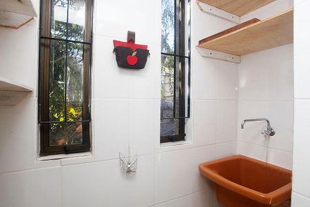 Cozinha + Área de Serviço de apartamento para alugar com 1 quarto, 35m² em Santa Cecília, Porto Alegre