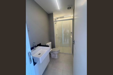 Banheiro de kitnet/studio para alugar com 1 quarto, 28m² em Pinheiros, São Paulo