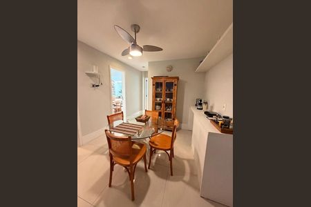 Apartamento à venda com 240m², 4 quartos e 2 vagas Apartamento à venda com 240m², 4 quartos e 2 vagasCozinha