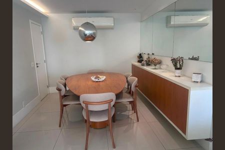Apartamento à venda com 240m², 4 quartos e 2 vagas Apartamento à venda com 240m², 4 quartos e 2 vagasSala de Jantar