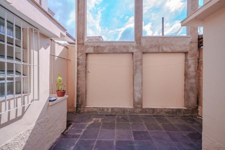 Casa à venda com 400m², 6 quartos e 2 vagas Casa à venda com 400m², 6 quartos e 2 vagasQuintal Casa 2