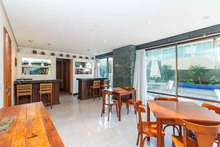 Apartamento à venda com 201m², 3 quartos e 4 vagas Apartamento à venda com 201m², 3 quartos e 4 vagasSalão de Festas