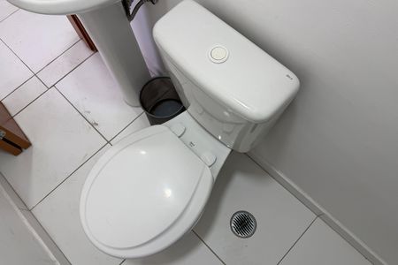 Banheiro de serviço de apartamento para alugar com 2 quartos, 82m² em Boqueirão, Santos