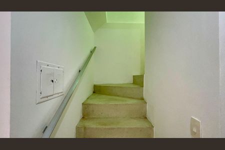 Casa à venda com 135m², 3 quartos e 2 vagas Casa à venda com 135m², 3 quartos e 2 vagasEscada