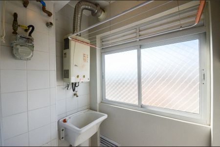 Área de serviço de apartamento para alugar com 2 quartos, 56m² em Parque Maria Domitila, São Paulo