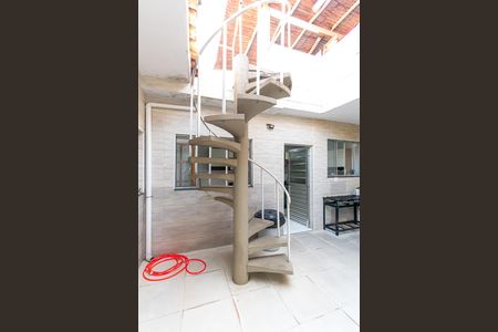 Casa para alugar com 350m², 4 quartos e 6 vagas Casa para alugar com 350m², 4 quartos e 6 vagasEscada
