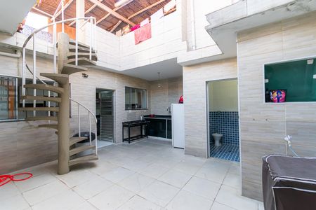 Casa para alugar com 350m², 4 quartos e 6 vagas Casa para alugar com 350m², 4 quartos e 6 vagasQuintal