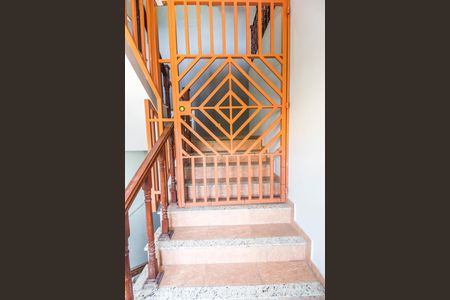 Escada de casa para alugar com 2 quartos, 110m² em Jardim Silveira, Barueri