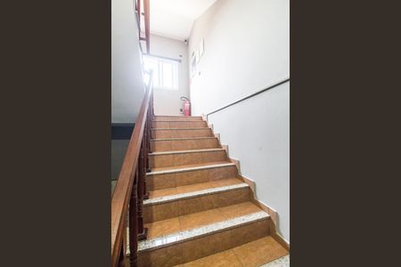 Escada de casa para alugar com 2 quartos, 110m² em Jardim Silveira, Barueri