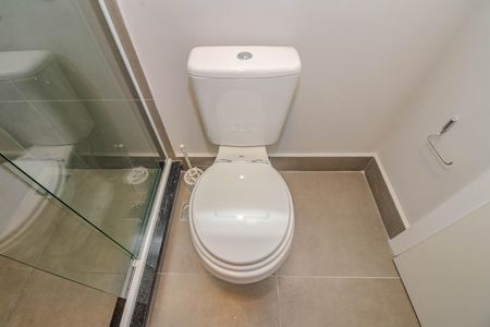 Banheiro de kitnet/studio para alugar com 1 quarto, 38m² em Boa Vista, Porto Alegre