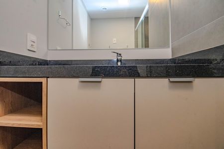 Banheiro de kitnet/studio para alugar com 1 quarto, 38m² em Boa Vista, Porto Alegre