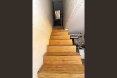 Casa para alugar com 150m², 2 quartos e 1 vaga Casa para alugar com 150m², 2 quartos e 1 vagaEscada