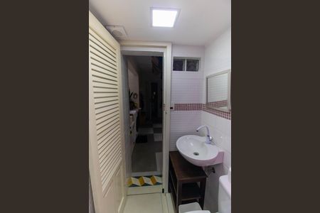 Banheiro de serviço de apartamento para alugar com 3 quartos, 105m² em Ingá, Niterói