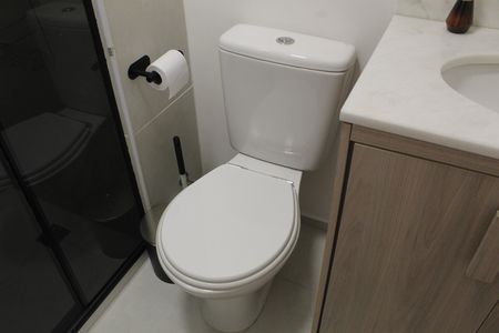 Banheiro Social de apartamento para alugar com 2 quartos, 42m² em Barra Olímpica, Rio de Janeiro