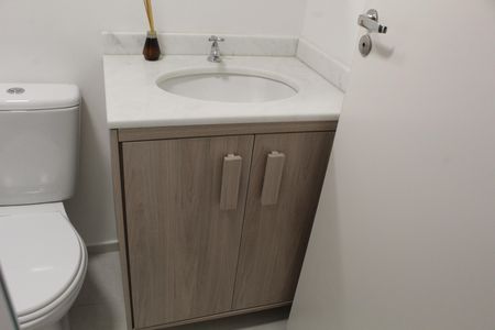 Banheiro Social de apartamento para alugar com 2 quartos, 42m² em Barra Olímpica, Rio de Janeiro