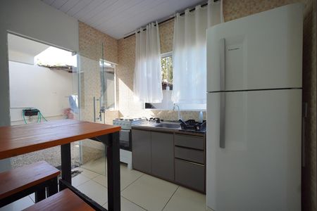 Sala/Cozinha de apartamento para alugar com 1 quarto, 25m² em São João do Rio Vermelho, Florianópolis