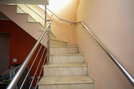 Casa à venda com 280m², 3 quartos e 4 vagas Casa à venda com 280m², 3 quartos e 4 vagasEscada