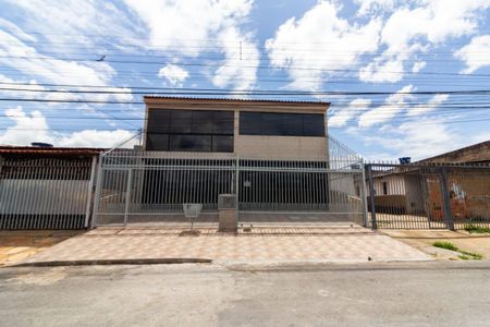 Casa à venda com 390m², 6 quartos e 4 vagas Casa à venda com 390m², 6 quartos e 4 vagasFachada