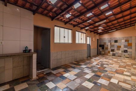 Casa à venda com 390m², 6 quartos e 4 vagas Casa à venda com 390m², 6 quartos e 4 vagasÁrea externa