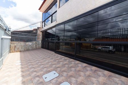 Casa à venda com 390m², 6 quartos e 4 vagas Casa à venda com 390m², 6 quartos e 4 vagasÁrea externa