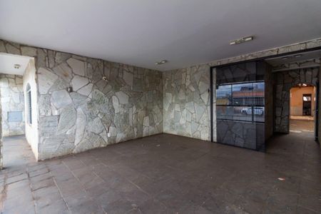 Casa à venda com 390m², 6 quartos e 4 vagas Casa à venda com 390m², 6 quartos e 4 vagasÁrea externa