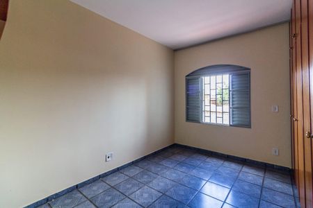 Casa à venda com 390m², 6 quartos e 4 vagas Casa à venda com 390m², 6 quartos e 4 vagasQuarto 5