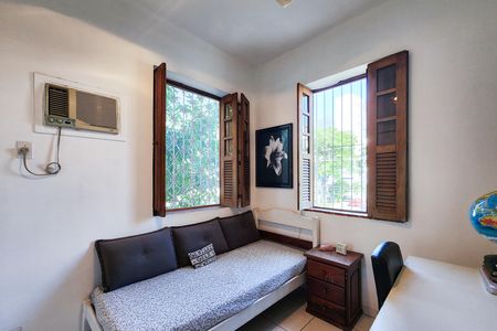 Casa à venda com 236m², 7 quartos e 2 vagas Casa à venda com 236m², 7 quartos e 2 vagasQuarto 2