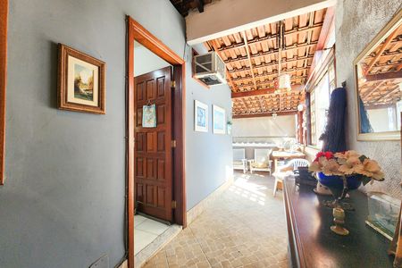 Casa à venda com 236m², 7 quartos e 2 vagas Casa à venda com 236m², 7 quartos e 2 vagasVaranda