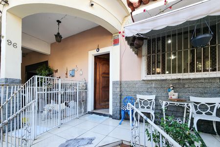 Casa à venda com 236m², 7 quartos e 2 vagas Casa à venda com 236m², 7 quartos e 2 vagasVaranda
