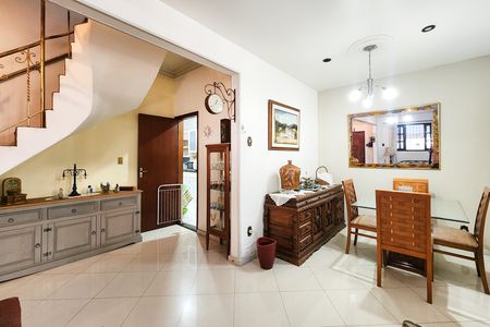 Casa à venda com 236m², 7 quartos e 2 vagas Casa à venda com 236m², 7 quartos e 2 vagasSala