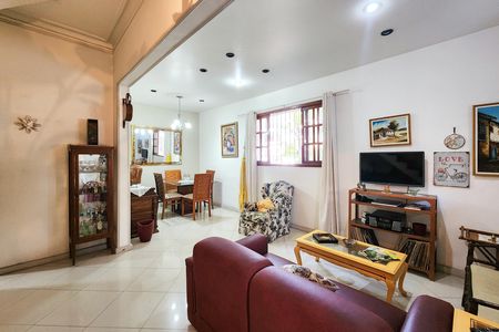 Casa à venda com 236m², 7 quartos e 2 vagas Casa à venda com 236m², 7 quartos e 2 vagasEdícula - Sala