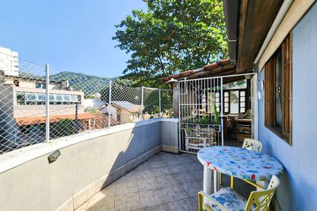 Casa à venda com 236m², 7 quartos e 2 vagas Casa à venda com 236m², 7 quartos e 2 vagasVaranda