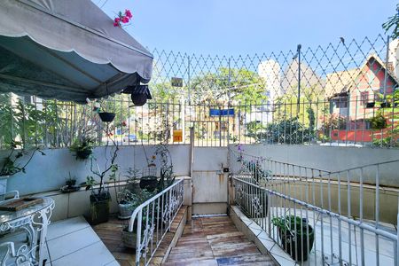 Casa à venda com 236m², 7 quartos e 2 vagas Casa à venda com 236m², 7 quartos e 2 vagasVaranda