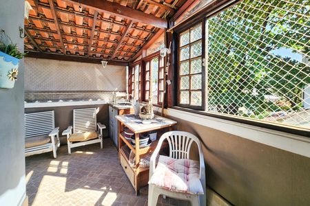 Casa à venda com 236m², 7 quartos e 2 vagas Casa à venda com 236m², 7 quartos e 2 vagasVaranda