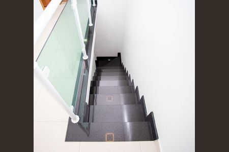 Casa à venda com 380m², 3 quartos e 2 vagasEscada