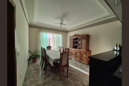 Casa para alugar com 250m², 3 quartos e 3 vagas Casa para alugar com 250m², 3 quartos e 3 vagasSala