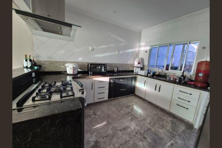 Casa para alugar com 250m², 3 quartos e 3 vagas Casa para alugar com 250m², 3 quartos e 3 vagasCozinha